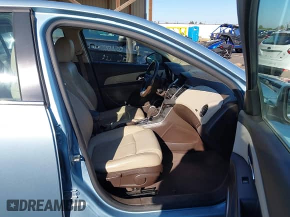 2011 Chevrolet Cruze 2LT z VIN 1G1PG5S93B7255702, wystawiony jako IAAI lot #43217025 z przebiegiem 149 740 mil mil oraz . Historia ofert i sprzedaży dostępna na DreamBid. Obrazek 5.