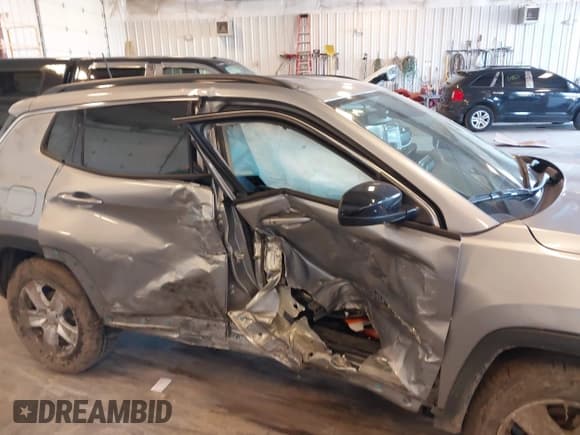 ✅ 2022 Jeep Compass Latitude • VIN: 3C4NJCBB3NT145854 • Lot: 43549910. Wystawiony na IAAI z przebiegiem 55 208 mil. Bezpłatny archiwum sprzedaży aukcyjnych z USA i szczegółowy raport historii pojazdu na DreamBid. Zdjęcie 6.