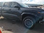 ✅ 2024 Toyota Tacoma TRD Sport • VIN: 3TMLB5JN6RM047445 • Lot: 84267215. Wystawiony na Copart z przebiegiem 26 504 mil. Bezpłatny archiwum sprzedaży aukcyjnych z USA i szczegółowy raport historii pojazdu na DreamBid. Zdjęcie 14.