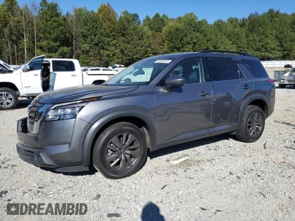 ✅ 2023 Nissan Pathfinder SV • VIN: 5N1DR3BA1PC247000 • Lot: 86507815. Wystawiony na Copart z przebiegiem 105 831 mil. Bezpłatny archiwum sprzedaży aukcyjnych z USA i szczegółowy raport historii pojazdu na DreamBid. Zdjęcie 1.