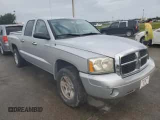 2006 Dodge Dakota SLT z VIN 1D7HE48N26S664461, wystawiony jako Copart lot #75167334 z przebiegiem 93 432 mil mil oraz Nie do naprawy • Non repairable. Historia ofert i sprzedaży dostępna na DreamBid. Obrazek 4.