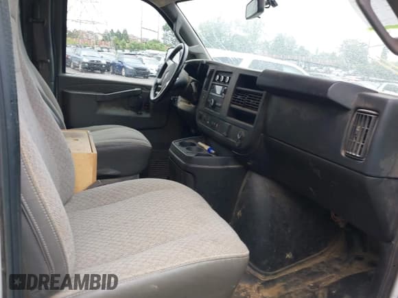 ✅ 2018 GMC Savana Cargo • VIN: 1GTW7AFG5J1177431 • Lot: 42223377. Wystawiony na IAAI z przebiegiem 59 450 mil. Bezpłatny archiwum sprzedaży aukcyjnych z USA i szczegółowy raport historii pojazdu na DreamBid. Zdjęcie 5.