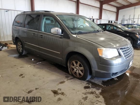 ✅ 2010 Chrysler Town & Country Touring Plus • VIN: 2A4RR8D14AR320910 • Lot: 71674365. Wystawiony na Copart z przebiegiem 209 679 mil. Bezpłatny archiwum sprzedaży aukcyjnych z USA i szczegółowy raport historii pojazdu na DreamBid. Zdjęcie 4.