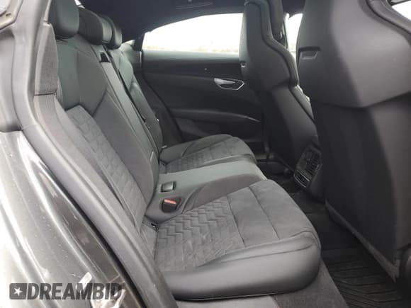 ✅ 2022 Audi e-tron GT Premium Plus • VIN: WAUFJBFW7N7006419 • Лот: 90368445. Опубликован ранее на Copart с пробегом 23 904 миль. Бесплатный доступ к архиву аукционных продаж из США и подробный отчёт об истории автомобиля на DreamBid. Изображение 10.