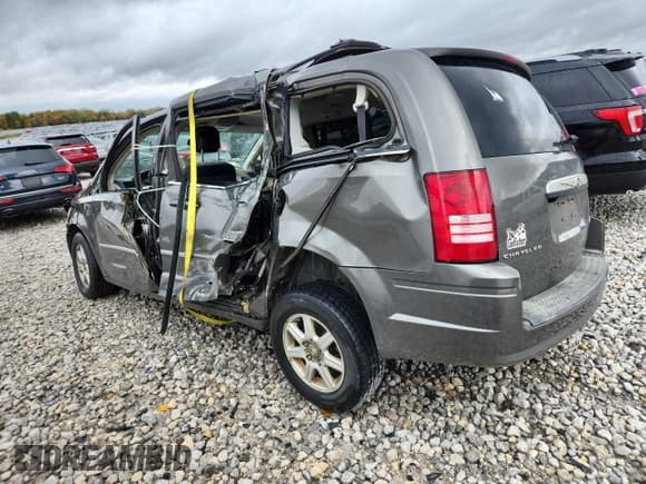 ✅ 2010 Chrysler Town & Country Touring Plus • VIN: 2A4RR8D10AR392915 • Lot: 86227995. Wystawiony na Copart z przebiegiem Nie podano. Bezpłatny archiwum sprzedaży aukcyjnych z USA i szczegółowy raport historii pojazdu na DreamBid. Zdjęcie 2.