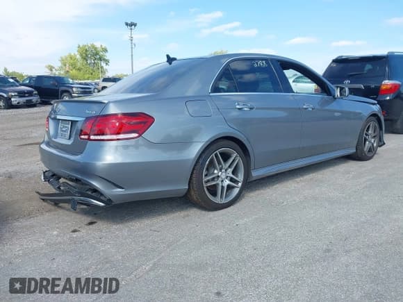 ✅ 2015 Mercedes-Benz E 350 Sport • VIN: WDDHF8JBXFB133335 • Lot: 43142788. Wystawiony na IAAI z przebiegiem 117 708 mil. Bezpłatny archiwum sprzedaży aukcyjnych z USA i szczegółowy raport historii pojazdu na DreamBid. Zdjęcie 4.