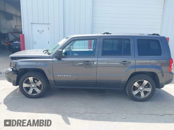 ✅ 2016 Jeep Patriot Latitude • VIN: 1C4NJPFA1GD760212 • Lot: 43143782. Wystawiony na IAAI z przebiegiem 99 907 mil. Bezpłatny archiwum sprzedaży aukcyjnych z USA i szczegółowy raport historii pojazdu na DreamBid. Zdjęcie 15.