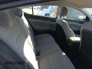 2018 Hyundai Elantra SE z VIN 5NPD74LF3JH332233, wystawiony jako Copart lot #85781195 z przebiegiem 241 457 mil mil oraz Czysty tytuł • Clean title. Historia ofert i sprzedaży dostępna na DreamBid. Obrazek 6.