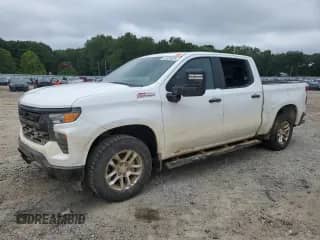 2023 Chevrolet Silverado 1500 Work Truck z VIN 2GCUDAED6P1153469, wystawiony jako Copart lot #63336635 z przebiegiem Nie podano mil oraz Szkoda całkowita • Salvage title. Historia ofert i sprzedaży dostępna na DreamBid. Obrazek 1.