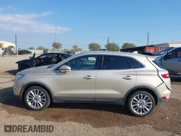 ✅ 2017 Lincoln MKC Reserve • VIN: 5LMCJ3C94HUL02474 • Lot: 43416290. Wystawiony na IAAI z przebiegiem 81 497 mil. Bezpłatny archiwum sprzedaży aukcyjnych z USA i szczegółowy raport historii pojazdu na DreamBid. Zdjęcie 14.
