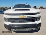 ✅ 2024 Chevrolet Silverado 2500HD Custom • VIN: 1GC4YME76RF336964 • Lot: 85485825. Wystawiony na Copart z przebiegiem 35 998 mil. Bezpłatny archiwum sprzedaży aukcyjnych z USA i szczegółowy raport historii pojazdu na DreamBid. Zdjęcie 5.