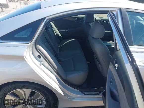 2013 Hyundai Sonata с VIN KMHEC4A49DA090105, выставлен на аукционе IAAI как лот 43479332 с пробегом 116 591 миль миль и . История ставок и продаж доступна на DreamBid. Изображение 8.