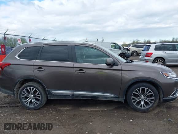 2017 Mitsubishi Outlander SE с VIN JA4AZ3A35HZ070275, выставлен на аукционе IAAI как лот 42145554 с пробегом 47 335 миль миль и . История ставок и продаж доступна на DreamBid. Изображение 13.