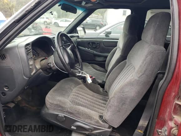 2002 Chevrolet Blazer LS z VIN 1GNDT13W32K241483, wystawiony jako Copart lot #73992044 z przebiegiem 191 544 mil mil oraz Szkoda całkowita • Salvage title. Historia ofert i sprzedaży dostępna na DreamBid. Obrazek 7.