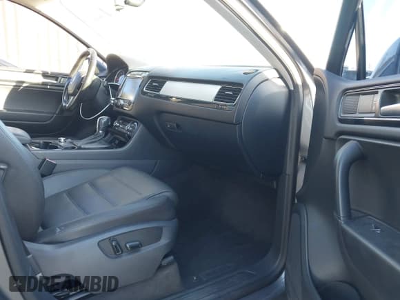 ✅ 2014 Volkswagen Touareg Sport • VIN: WVGEF9BPXED000845 • Lot: 43655040. Listed on IAAI with 107,278 mi. Free auction sales archive from the USA and detailed vehicle history report at DreamBid. Image 5.