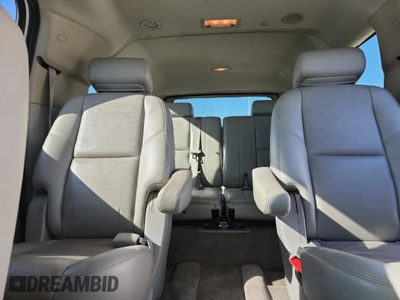 ✅ 2009 Chevrolet Suburban LTZ • VIN: 1GNFK36339R293786 • Lot: 92872055. Wystawiony na Copart z przebiegiem 212 006 mil. Bezpłatny archiwum sprzedaży aukcyjnych z USA i szczegółowy raport historii pojazdu na DreamBid. Zdjęcie 10.