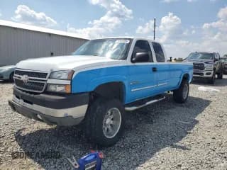 ✅ 2005 Chevrolet Silverado 2500HD LS • VIN: 1GCHK29UX5E139285 • Lot: 80985595. Wystawiony na Copart z przebiegiem 431 404 mil. Bezpłatny archiwum sprzedaży aukcyjnych z USA i szczegółowy raport historii pojazdu na DreamBid. Zdjęcie 1.