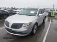✅ 2014 Lincoln MKT EcoBoost • VIN: 2LMHJ5AT4EBL57595 • Lot: 43693668. Wystawiony na IAAI z przebiegiem 133 259 mil. Bezpłatny archiwum sprzedaży aukcyjnych z USA i szczegółowy raport historii pojazdu na DreamBid. Zdjęcie 16.