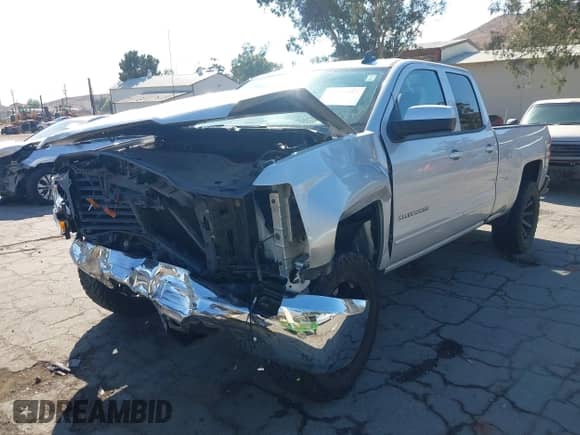 2019 Chevrolet Silverado 1500 LT z VIN 2GCRCPEC7K1131797, wystawiony jako IAAI lot #43279071 z przebiegiem 69 950 mil mil oraz . Historia ofert i sprzedaży dostępna na DreamBid. Obrazek 17.