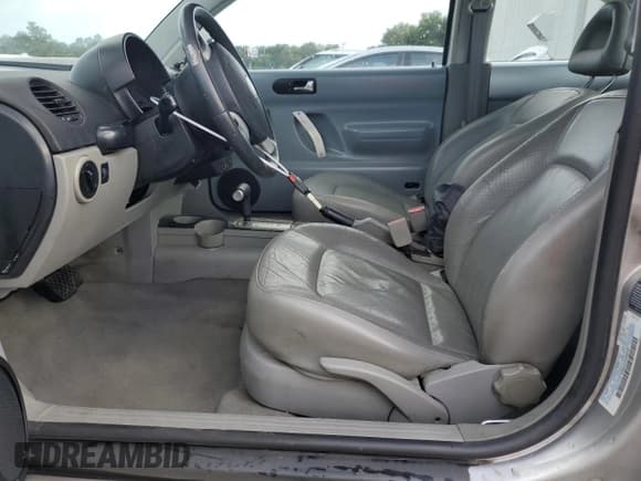 ✅ 2000 Volkswagen Beetle GLX • VIN: 3VWDD21C6YM438750 • Lot: 85651135. Listed on Copart with 75,006 mi. Free auction sales archive from the USA and detailed vehicle history report at DreamBid. Image 7.