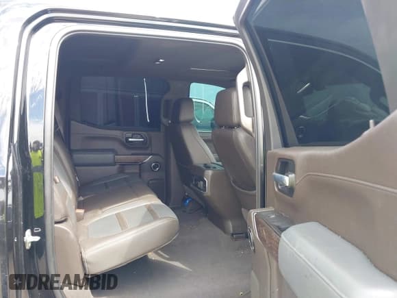 ✅ 2021 GMC Sierra 1500 Denali • VIN: 3GTP8FED4MG233984 • Lot: 43056259. Wystawiony na IAAI z przebiegiem 72 256 mil. Bezpłatny archiwum sprzedaży aukcyjnych z USA i szczegółowy raport historii pojazdu na DreamBid. Zdjęcie 8.