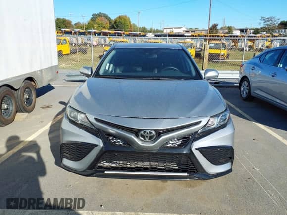 2022 Toyota Camry SE z VIN 4T1G11AKXNU712139, wystawiony jako IAAI lot #43506666 z przebiegiem 13 941 mil mil oraz . Historia ofert i sprzedaży dostępna na DreamBid. Obrazek 12.