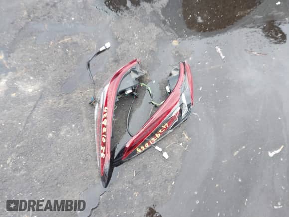 2022 Toyota Camry SE z VIN 4T1T11AK1NU064964, wystawiony jako IAAI lot #42921035 z przebiegiem 107 000 mil mil oraz . Historia ofert i sprzedaży dostępna na DreamBid. Obrazek 12.