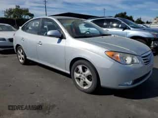 2010 Hyundai Elantra SE z VIN KMHDU4AD5AU102821, wystawiony jako Copart lot #90131485 z przebiegiem 149 096 mil mil oraz Czysty tytuł • Clean title. Historia ofert i sprzedaży dostępna na DreamBid. Obrazek 4.