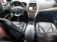 ✅ 2019 Lincoln MKC Reserve • VIN: 5LMTJ3DH4KUL09440 • Lot: 65414685. Wystawiony na Copart z przebiegiem 134 386 mil. Bezpłatny archiwum sprzedaży aukcyjnych z USA i szczegółowy raport historii pojazdu na DreamBid. Zdjęcie 8.