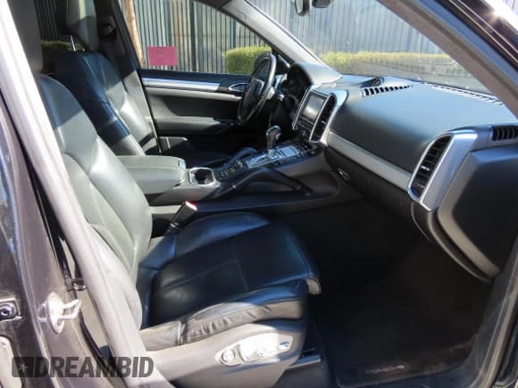 ✅ 2013 Porsche Cayenne GTS • VIN: WP1AD2A2XDLA75120 • Lot: 82167995. Wystawiony na Copart z przebiegiem 100 519 mil. Bezpłatny archiwum sprzedaży aukcyjnych z USA i szczegółowy raport historii pojazdu na DreamBid. Zdjęcie 5.