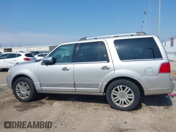 ✅ 2007 Lincoln Navigator • VIN: 5LMFU27597LJ01857 • Lot: 42179736. Wystawiony na IAAI z przebiegiem 195 202 mil. Bezpłatny archiwum sprzedaży aukcyjnych z USA i szczegółowy raport historii pojazdu na DreamBid. Zdjęcie 15.