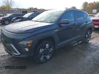 2025 Hyundai Kona SEL с VIN KM8HBCAB6SU308201, выставлен на аукционе IAAI как лот 43512824 с пробегом 7 160 миль миль и . История ставок и продаж доступна на DreamBid. Изображение 2.