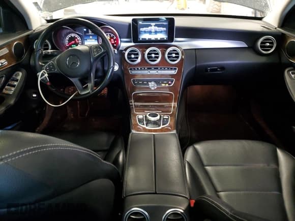 ✅ 2017 Mercedes-Benz C 300 • VIN: WDDWF4KB3HR228313 • Lot: 44184725. Wystawiony na Copart z przebiegiem 73 950 mil. Bezpłatny archiwum sprzedaży aukcyjnych z USA i szczegółowy raport historii pojazdu na DreamBid. Zdjęcie 8.