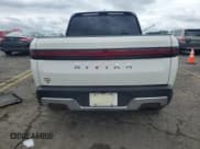 ✅ 2022 Rivian R1T Adventure • VIN: 7FCTGAAA3NN015635 • Lot: 62676854. Wystawiony na Copart z przebiegiem 10 608 mil. Bezpłatny archiwum sprzedaży aukcyjnych z USA i szczegółowy raport historii pojazdu na DreamBid. Zdjęcie 6.