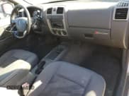 ✅ 2005 Chevrolet Colorado LS ZQ8 • VIN: 1GCCS196558240237 • Лот: 76327644. Опубликован ранее на Copart с пробегом 121 362 миль. Бесплатный доступ к архиву аукционных продаж из США и подробный отчёт об истории автомобиля на DreamBid. Изображение 8.