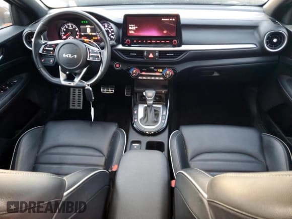 ✅ 2024 Kia Forte GT-Line • VIN: 3KPF54AD5RE700413 • Lot: 92920645. Wystawiony na Copart z przebiegiem 29 258 mil. Bezpłatny archiwum sprzedaży aukcyjnych z USA i szczegółowy raport historii pojazdu na DreamBid. Zdjęcie 8.