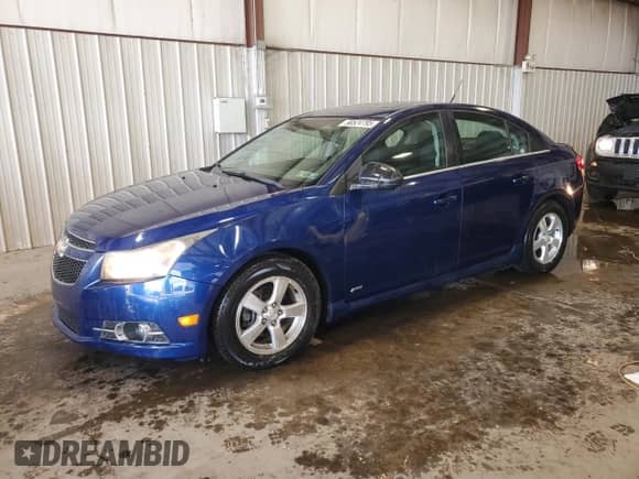 2012 Chevrolet Cruze 1LT z VIN 1G1PF5SC6C7171874, wystawiony jako Copart lot #90524795 z przebiegiem 47 381 mil mil oraz Szkoda całkowita • Salvage title. Historia ofert i sprzedaży dostępna na DreamBid. Obrazek 1.