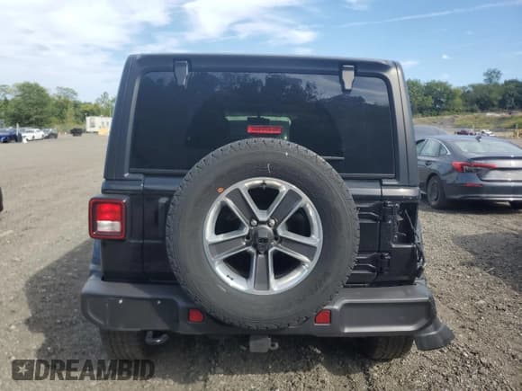✅ 2022 Jeep Wrangler Unlimited Sahara Altitude • VIN: 1C4HJXEG3NW120684 • Lot: 80359425. Wystawiony na Copart z przebiegiem 50 464 mil. Bezpłatny archiwum sprzedaży aukcyjnych z USA i szczegółowy raport historii pojazdu na DreamBid. Zdjęcie 6.