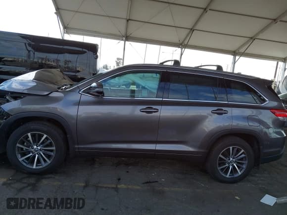 ✅ 2017 Toyota Highlander XLE • VIN: 5TDJZRFH7HS412078 • Lot: 43682059. Wystawiony na IAAI z przebiegiem 49 716 mil. Bezpłatny archiwum sprzedaży aukcyjnych z USA i szczegółowy raport historii pojazdu na DreamBid. Zdjęcie 15.