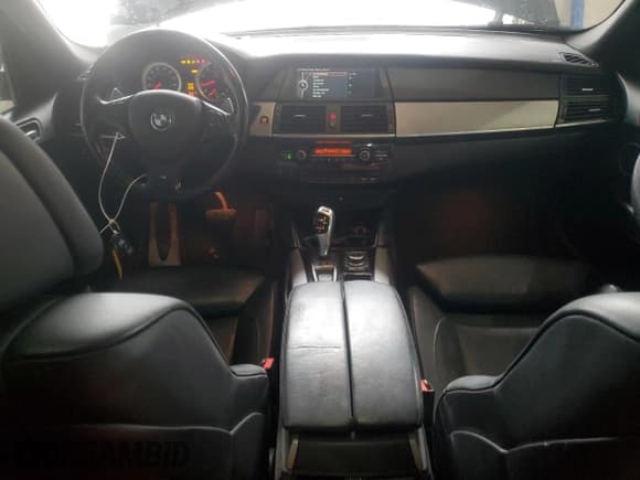 ✅ 2012 BMW X5 M • VIN: 5YMGY0C53CLK27448 • Lot: 90793635. Wystawiony na Copart z przebiegiem 146 435 mil. Bezpłatny archiwum sprzedaży aukcyjnych z USA i szczegółowy raport historii pojazdu na DreamBid. Zdjęcie 8.