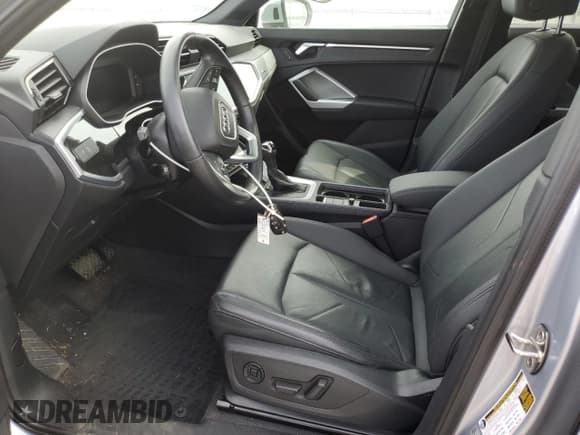 ✅ 2020 Audi Q3 Premium Plus • VIN: WA1BECF31L1048418 • Lot: 58637175. Wystawiony na Copart z przebiegiem 30 163 mil. Bezpłatny archiwum sprzedaży aukcyjnych z USA i szczegółowy raport historii pojazdu na DreamBid. Zdjęcie 7.