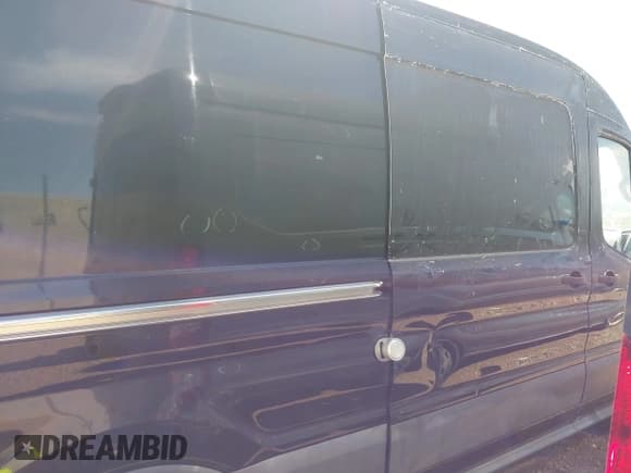 ✅ 2015 Ford Transit Cargo • VIN: 1FTYR2CM1FKA84524 • Lot: 42527762. Wystawiony na IAAI z przebiegiem 168 190 mil. Bezpłatny archiwum sprzedaży aukcyjnych z USA i szczegółowy raport historii pojazdu na DreamBid. Zdjęcie 10.