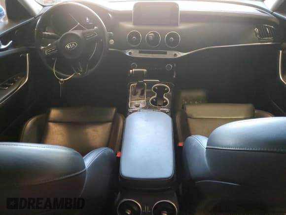 ✅ 2019 Kia Stinger • VIN: KNAE15LA2K6051145 • Lot: 56882864. Wystawiony na Copart z przebiegiem 70 295 mil. Bezpłatny archiwum sprzedaży aukcyjnych z USA i szczegółowy raport historii pojazdu na DreamBid. Zdjęcie 8.