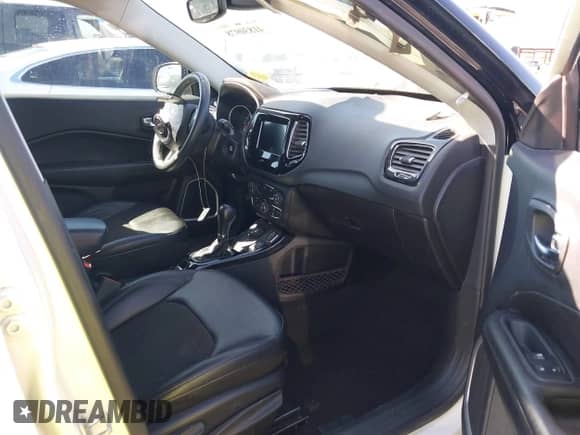 2020 Jeep Compass Latitude с VIN 3C4NJDBBXLT203932, выставлен на аукционе IAAI как лот 41830978 с пробегом 49 421 миль миль и . История ставок и продаж доступна на DreamBid. Изображение 5.
