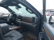 ✅ 2022 Chevrolet Silverado 1500 High Country • VIN: 3GCUDJET1NG668701 • Lot: 42859797. Wystawiony na IAAI z przebiegiem Nie podano. Bezpłatny archiwum sprzedaży aukcyjnych z USA i szczegółowy raport historii pojazdu na DreamBid. Zdjęcie 5.