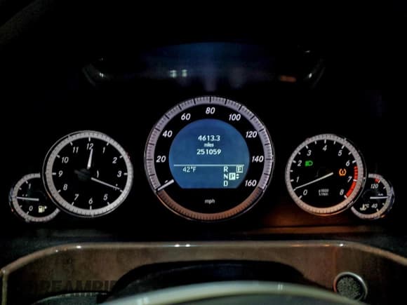 ✅ 2011 Mercedes-Benz E 350 Luxury • VIN: WDDHF8HB8BA472200 • Lot: 96037415. Listed on Copart with 251,059 mi. Free auction sales archive from the USA and detailed vehicle history report at DreamBid. Image 9.