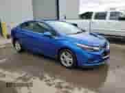 2017 Chevrolet Cruze LT z VIN 1G1BE5SMXH7135814, wystawiony jako Copart lot #86613335 z przebiegiem 75 133 mil mil oraz Szkoda całkowita • Salvage title. Historia ofert i sprzedaży dostępna na DreamBid. Obrazek 4.