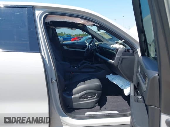 ✅ 2025 Porsche Cayenne • VIN: WP1AA2AY9SDA04026 • Lot: 43121207. Wystawiony na IAAI z przebiegiem 5 401 mil. Bezpłatny archiwum sprzedaży aukcyjnych z USA i szczegółowy raport historii pojazdu na DreamBid. Zdjęcie 5.