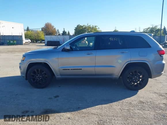 2018 Jeep Grand Cherokee Altitude z VIN 1C4RJFAG6JC220486, wystawiony jako IAAI lot #43399251 z przebiegiem 90 525 mil mil oraz . Historia ofert i sprzedaży dostępna na DreamBid. Obrazek 14.
