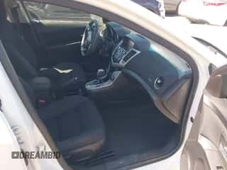 2015 Chevrolet Cruze LT z VIN 1G1PC5SB9F7271861, wystawiony jako IAAI lot #42215031 z przebiegiem 121 470 mil mil oraz . Historia ofert i sprzedaży dostępna na DreamBid. Obrazek 5.